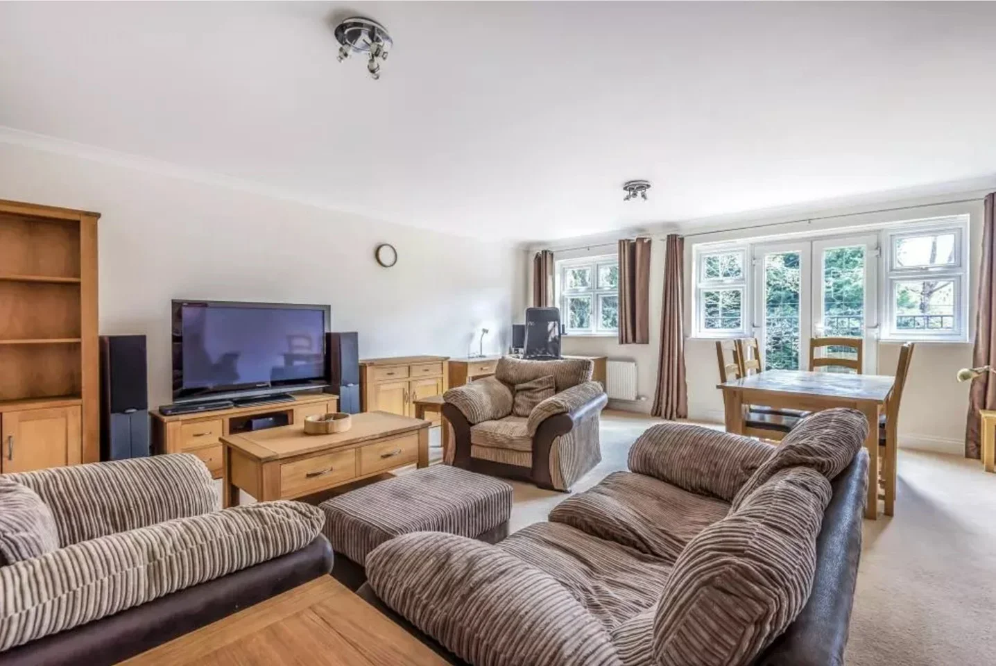 Flat Charters Road in Ascot