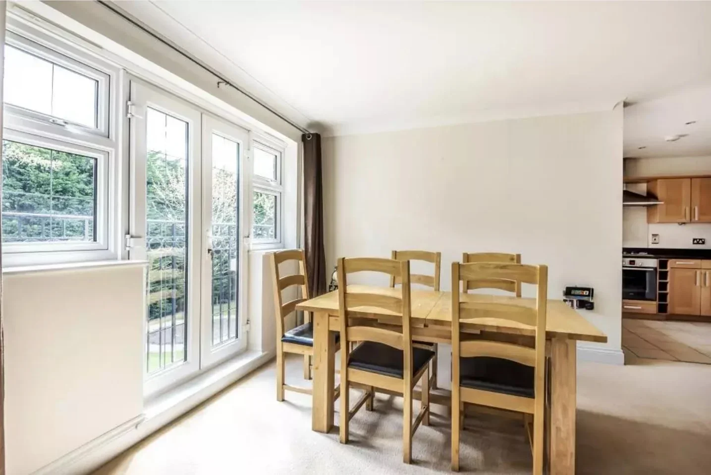 Flat Charters Road in Ascot