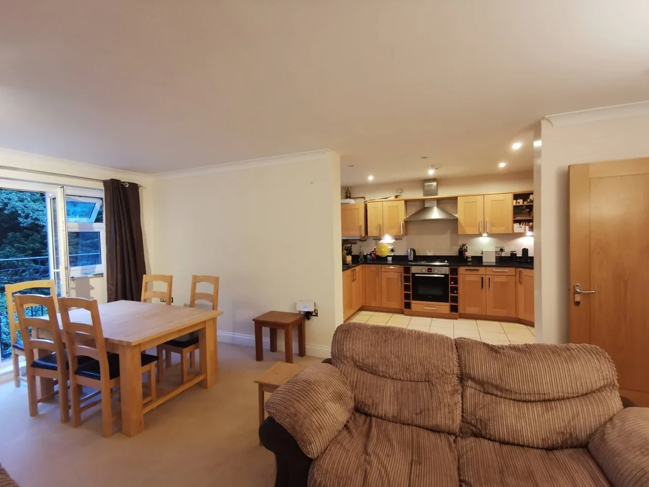 Flat Charters Road in Ascot