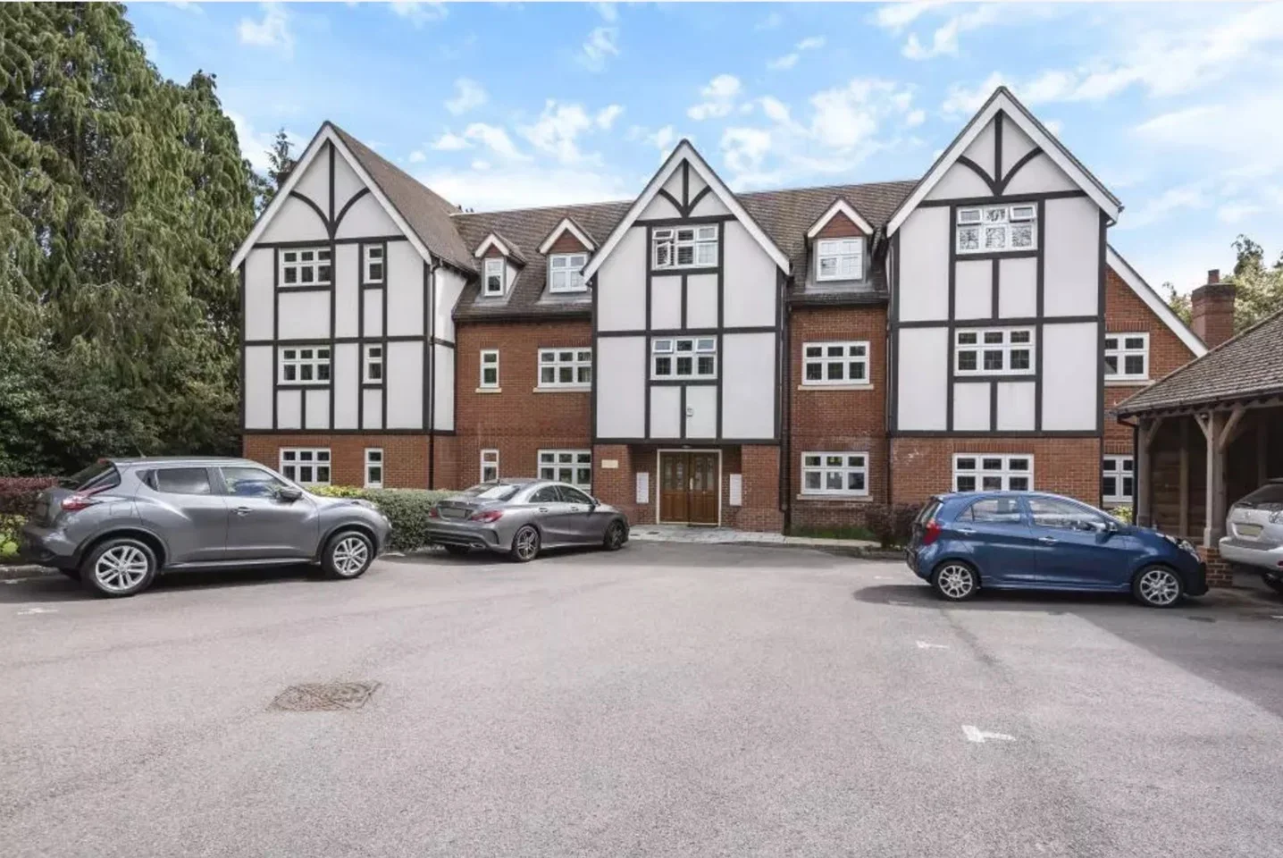Flat Charters Road in Ascot