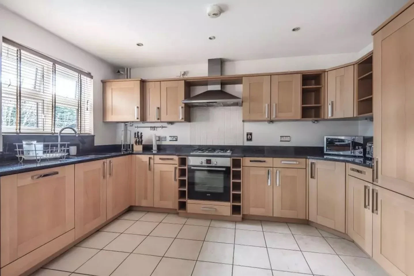 Flat Charters Road in Ascot