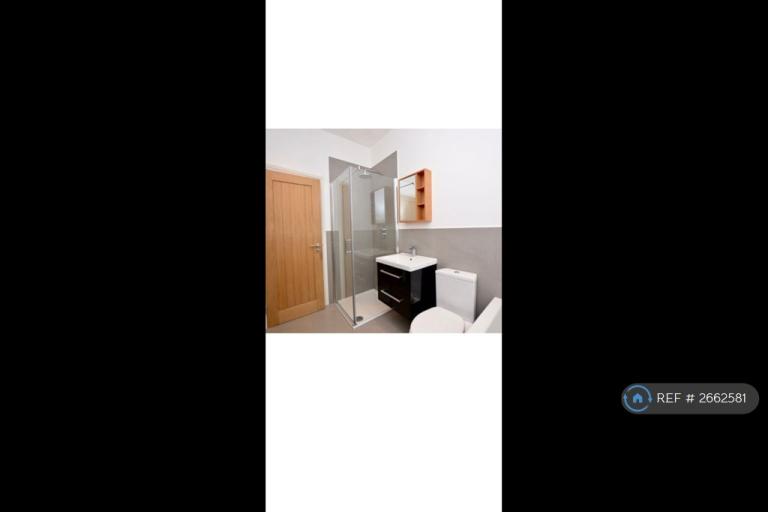 Flat Feltham Avenue in Elmbridge