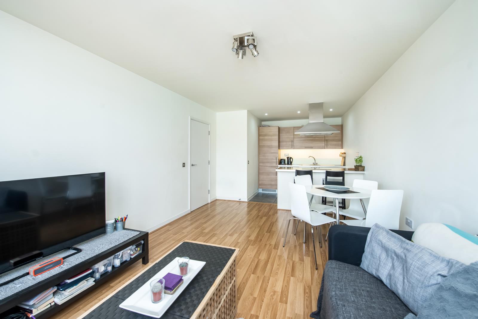 Flat Tyssen Street in Greater London