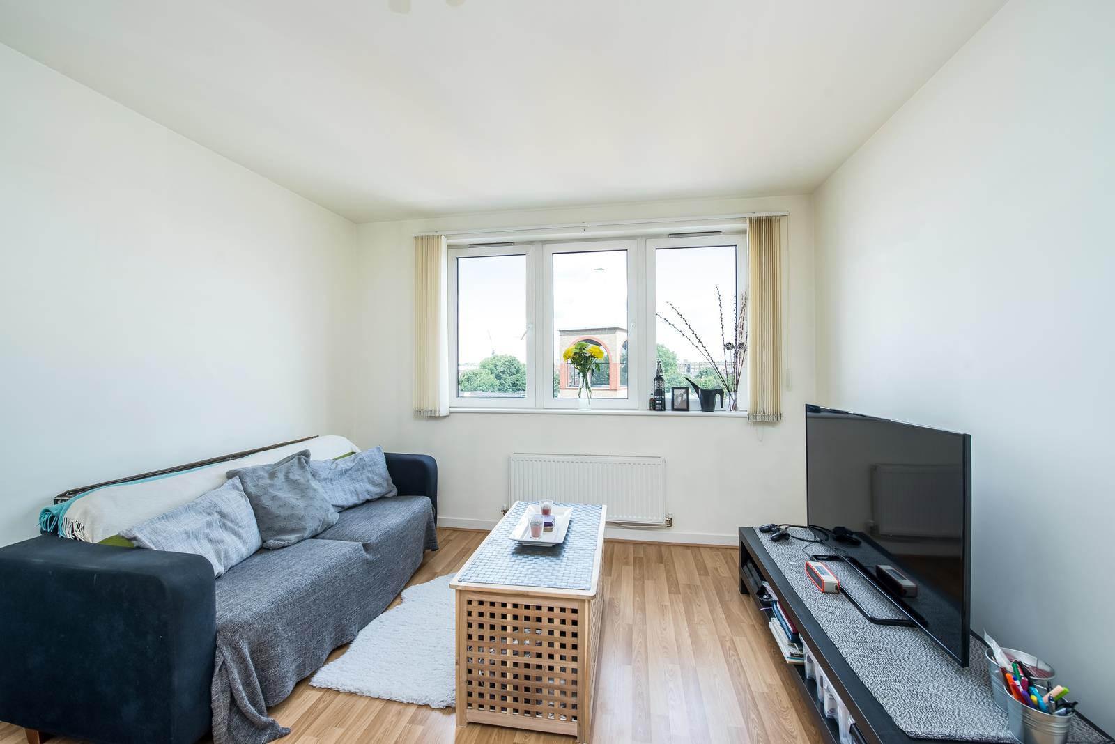 Flat Tyssen Street in Greater London