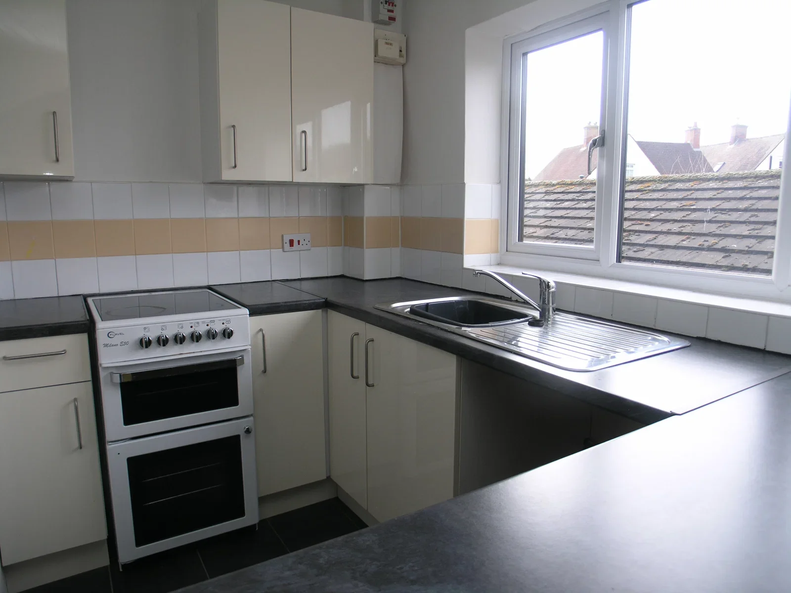 Flat Leasowes Court in Dudley