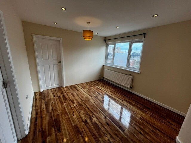 Flat New Road in Greater London