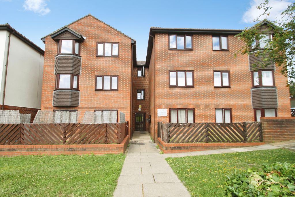 Flat Lancaster Road in Greater London