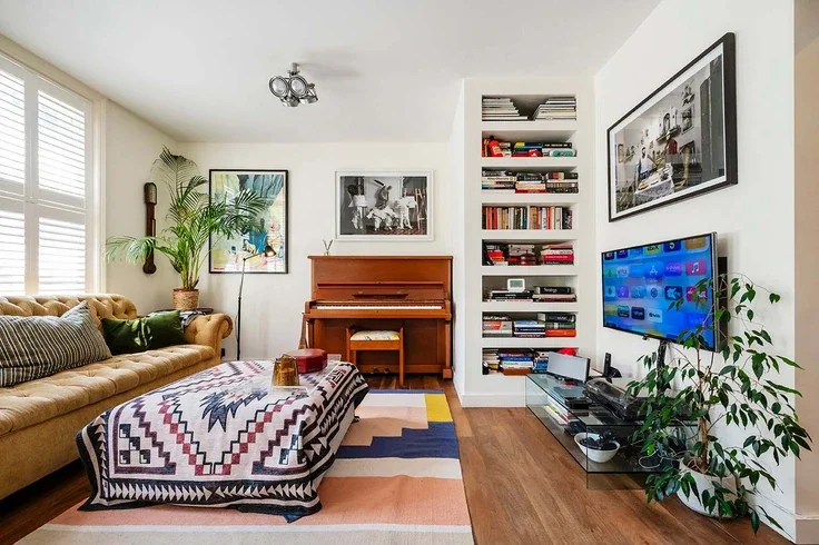 Flat Calvert Avenue in Greater London