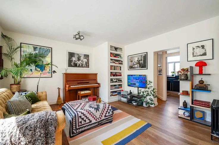 Flat Calvert Avenue in Greater London