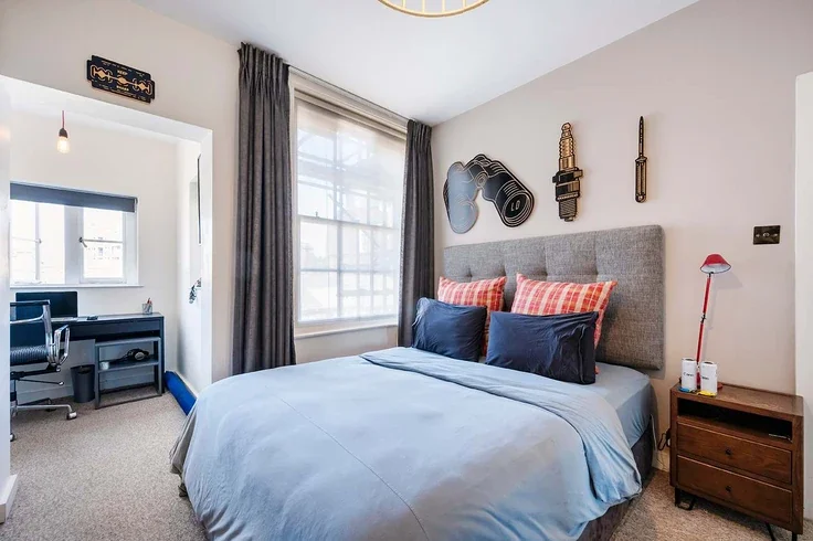 Flat Calvert Avenue in Greater London