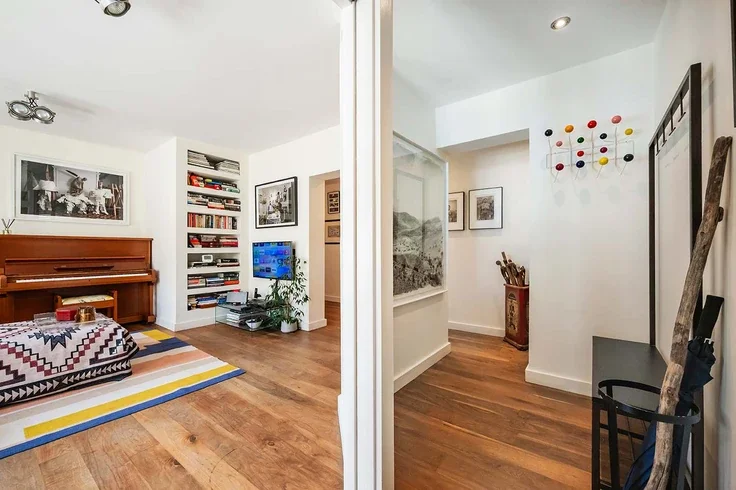 Flat Calvert Avenue in Greater London