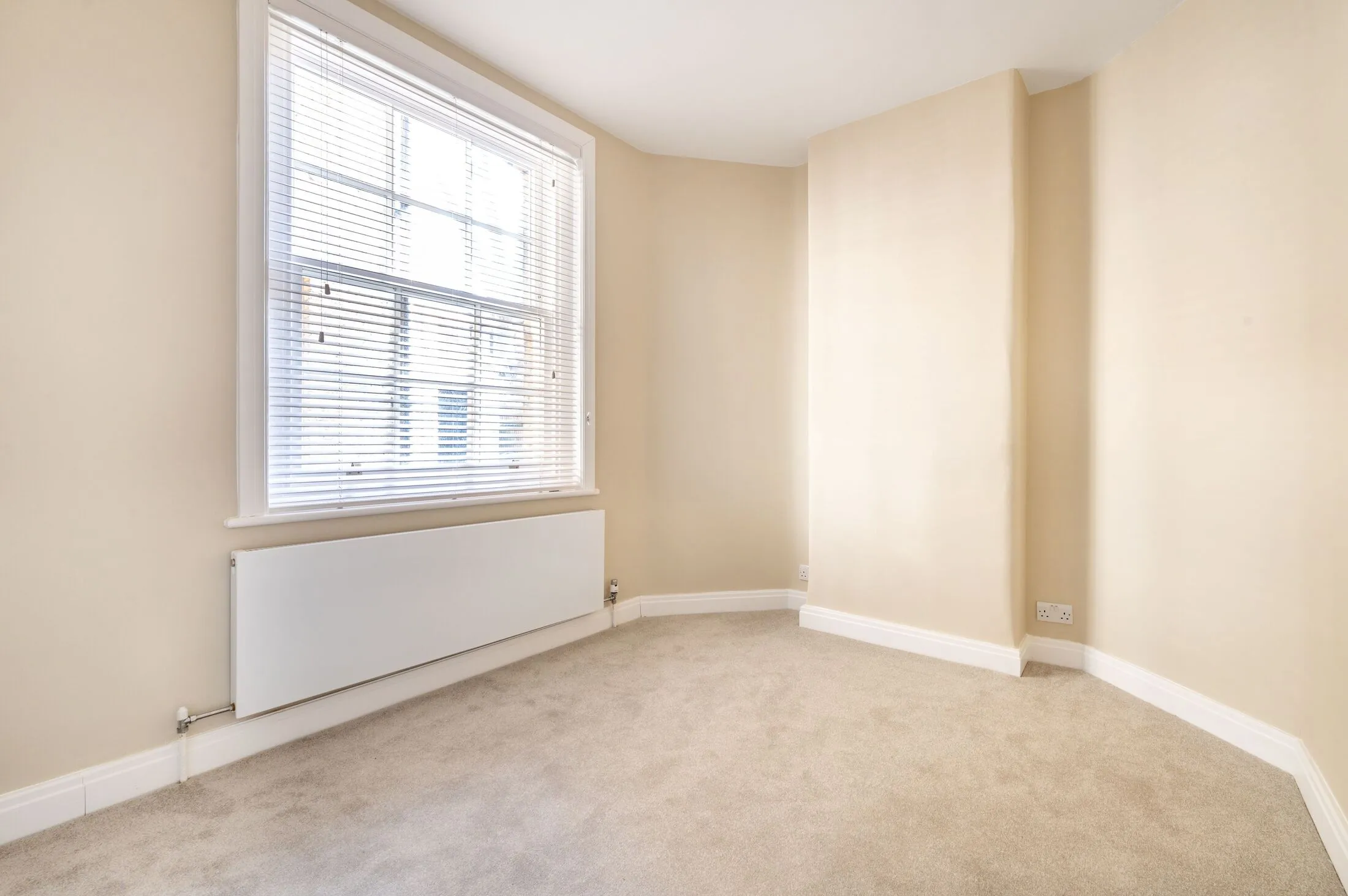 Flat Mitre Road in Greater London