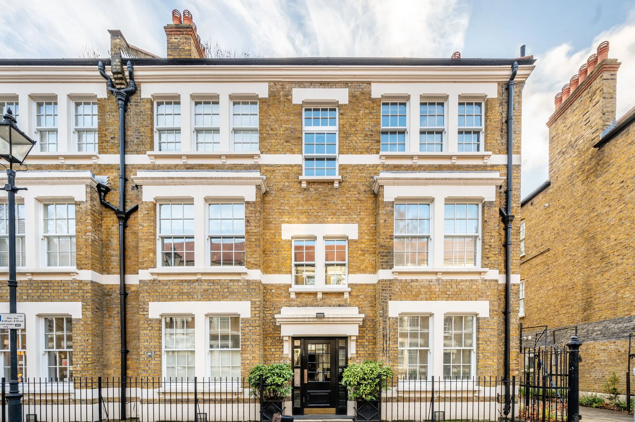 Flat Mitre Road in Greater London