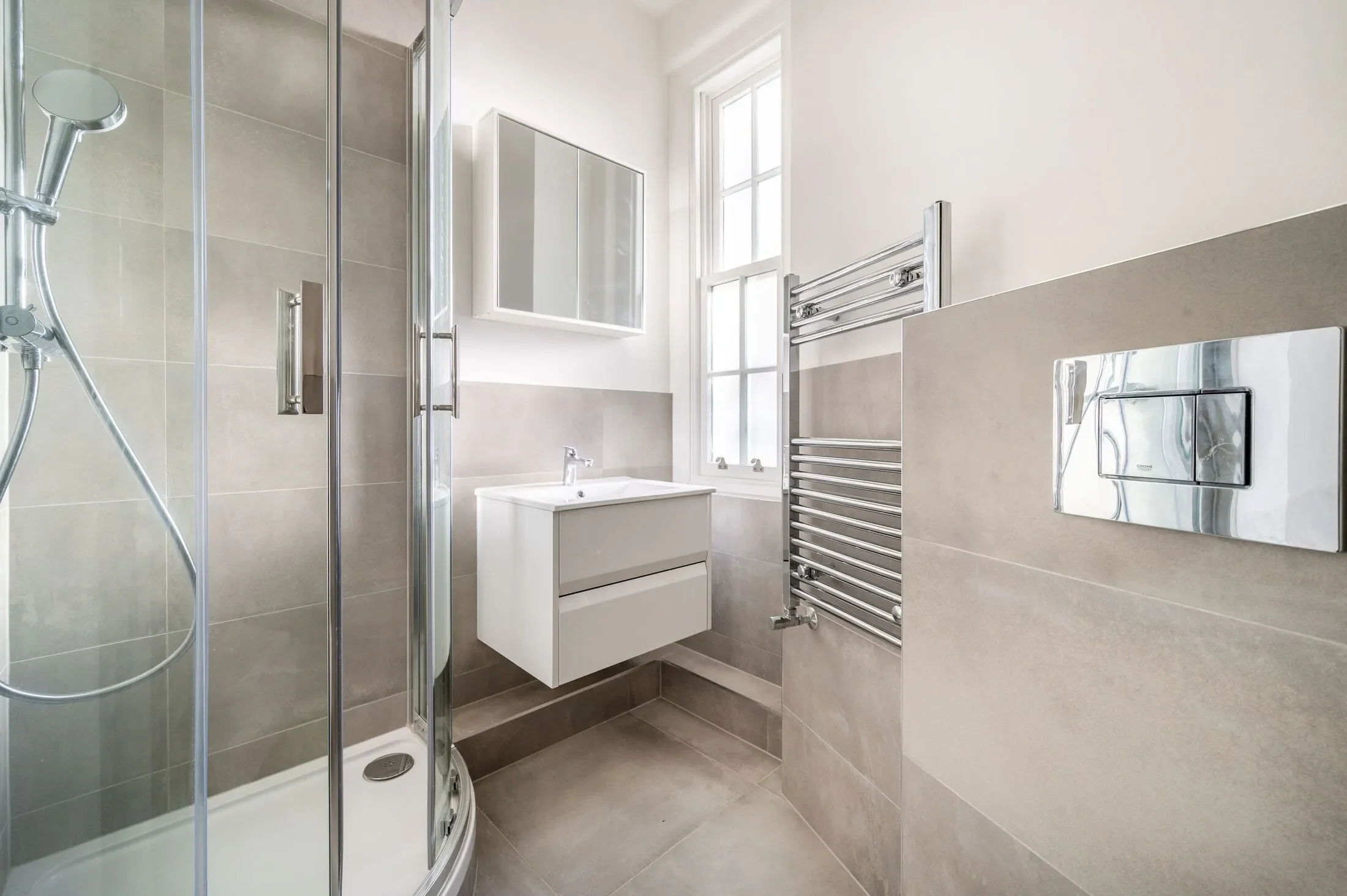 Flat Mitre Road in Greater London