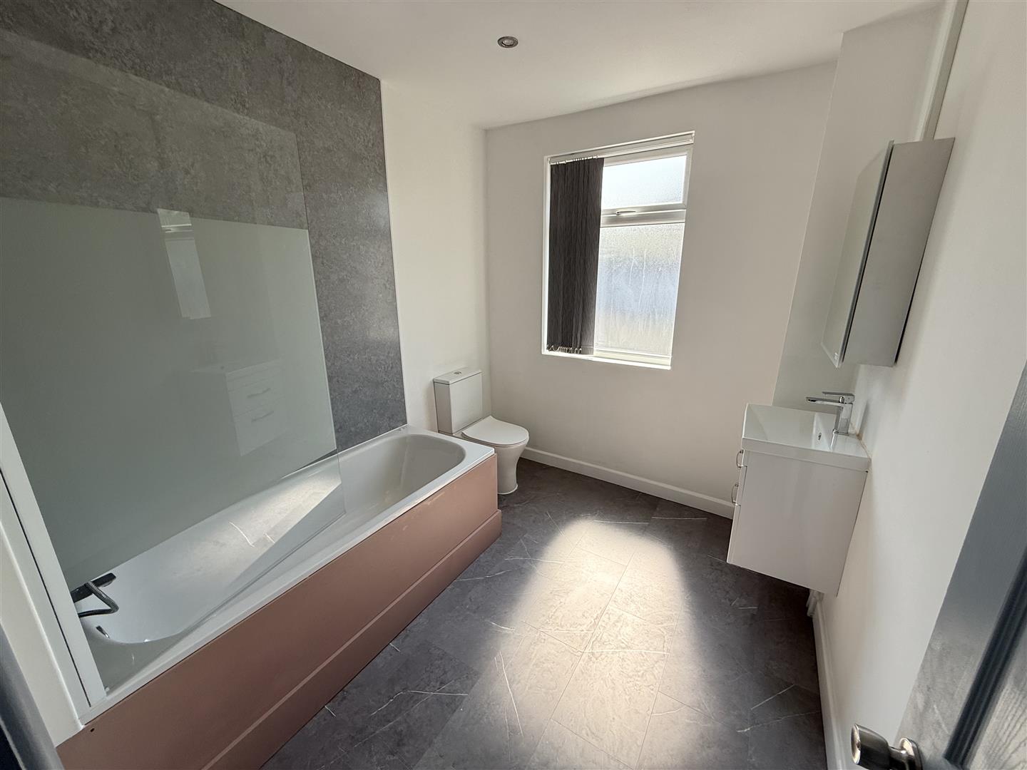 Room Carlton Street in Farnworth