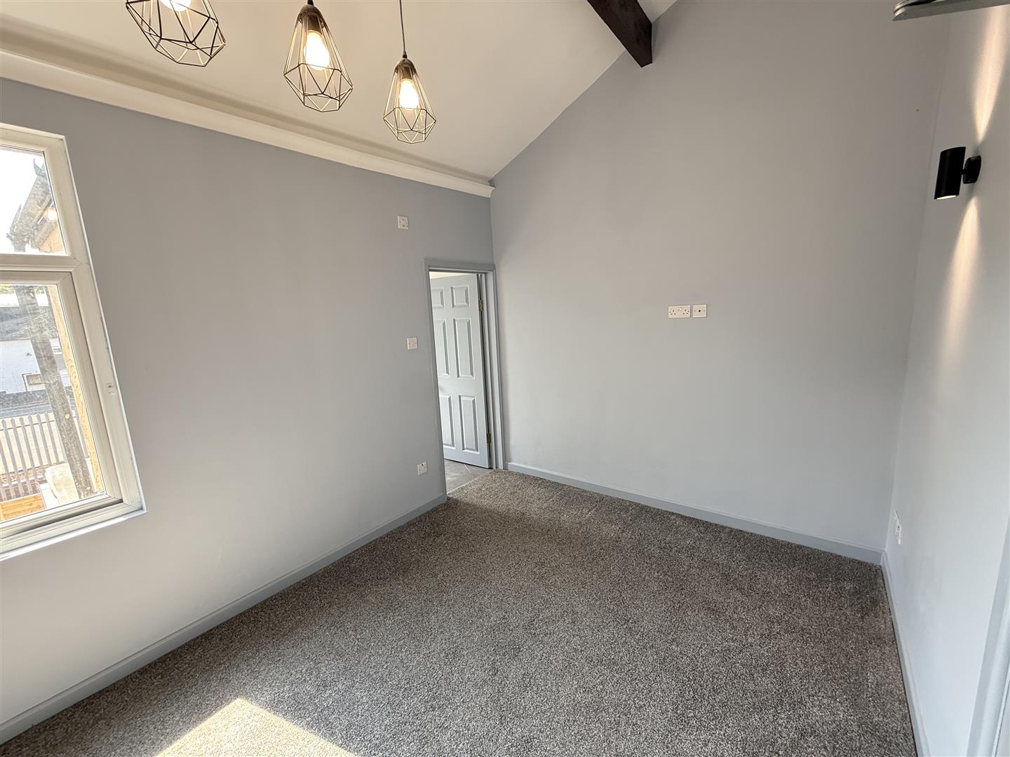 Room Carlton Street in Farnworth