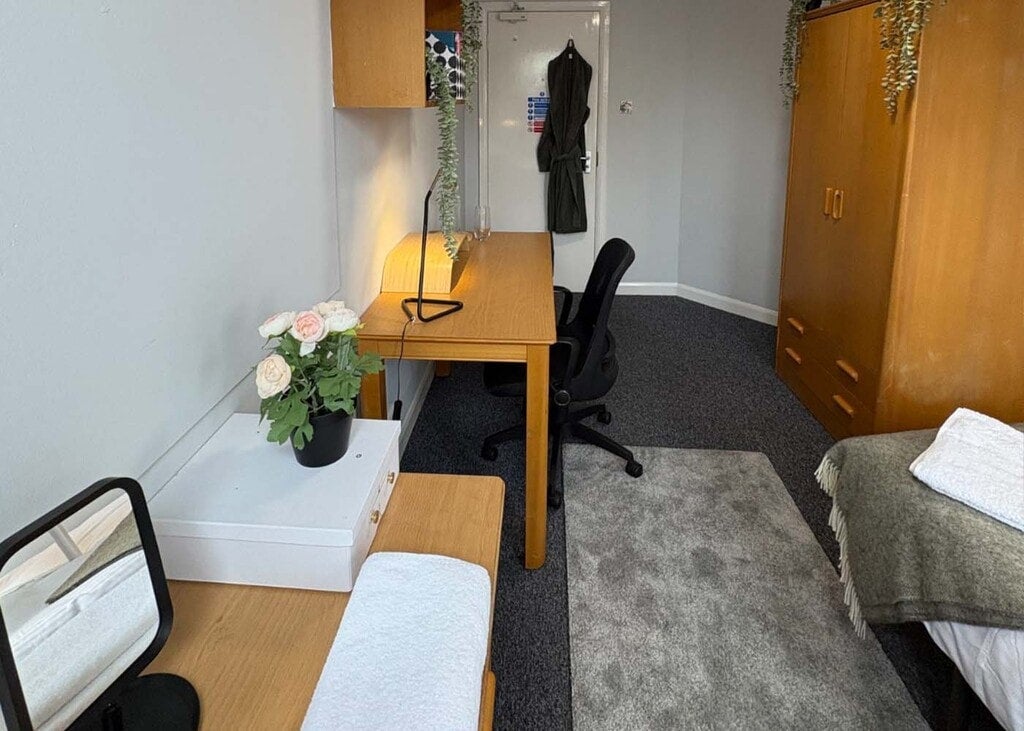 Room Cricklewood Lane in Greater London