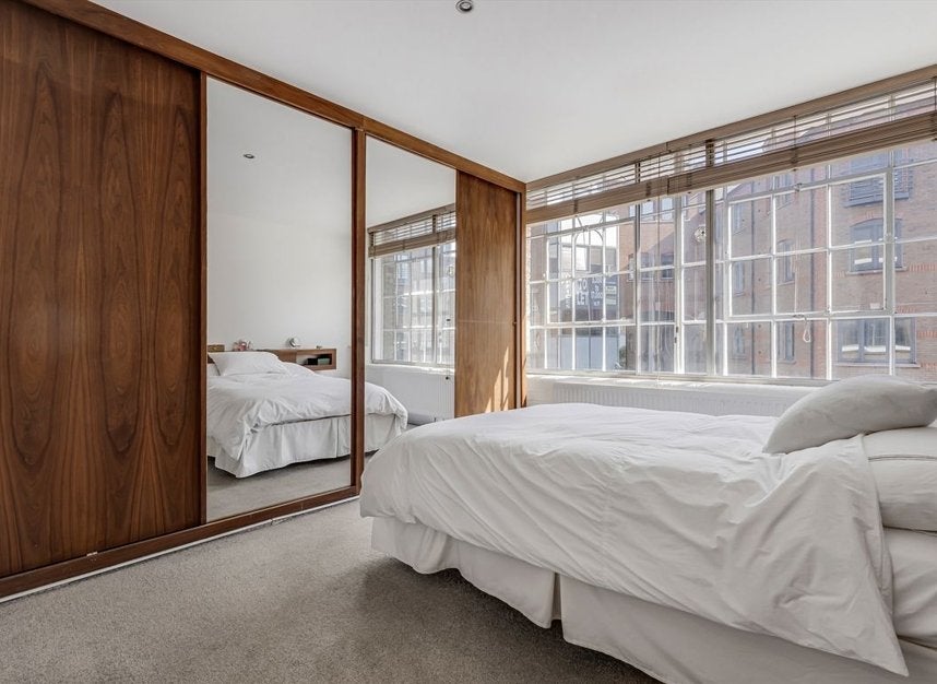 Flat Goswell Road in Greater London