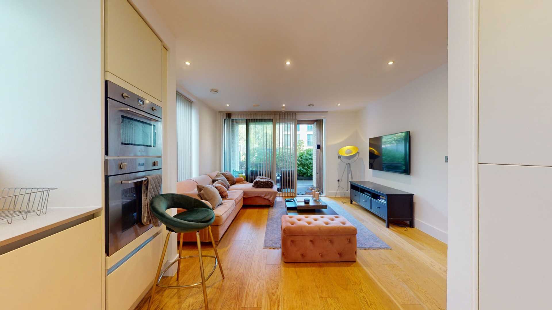 Flat Chiswick High Road in Greater London