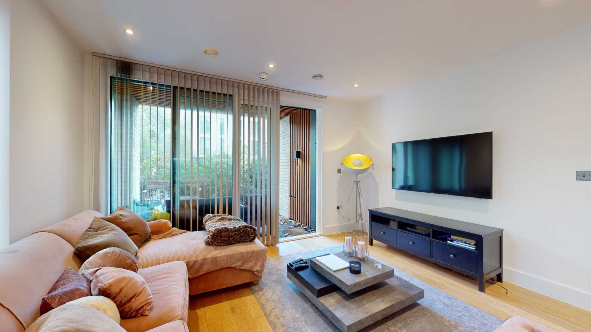 Flat Chiswick High Road in Greater London