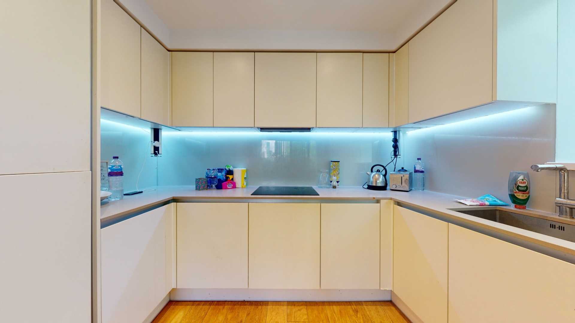 Flat Chiswick High Road in Greater London