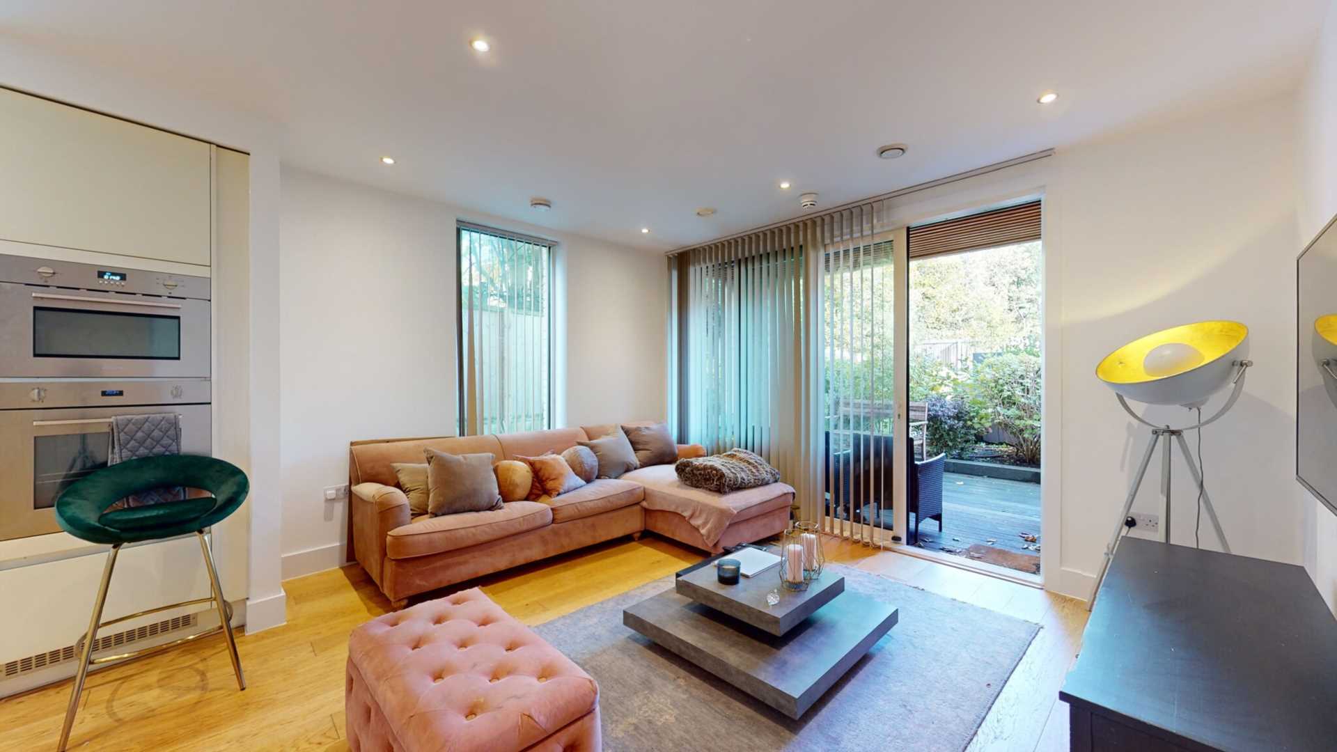 Flat Chiswick High Road in Greater London