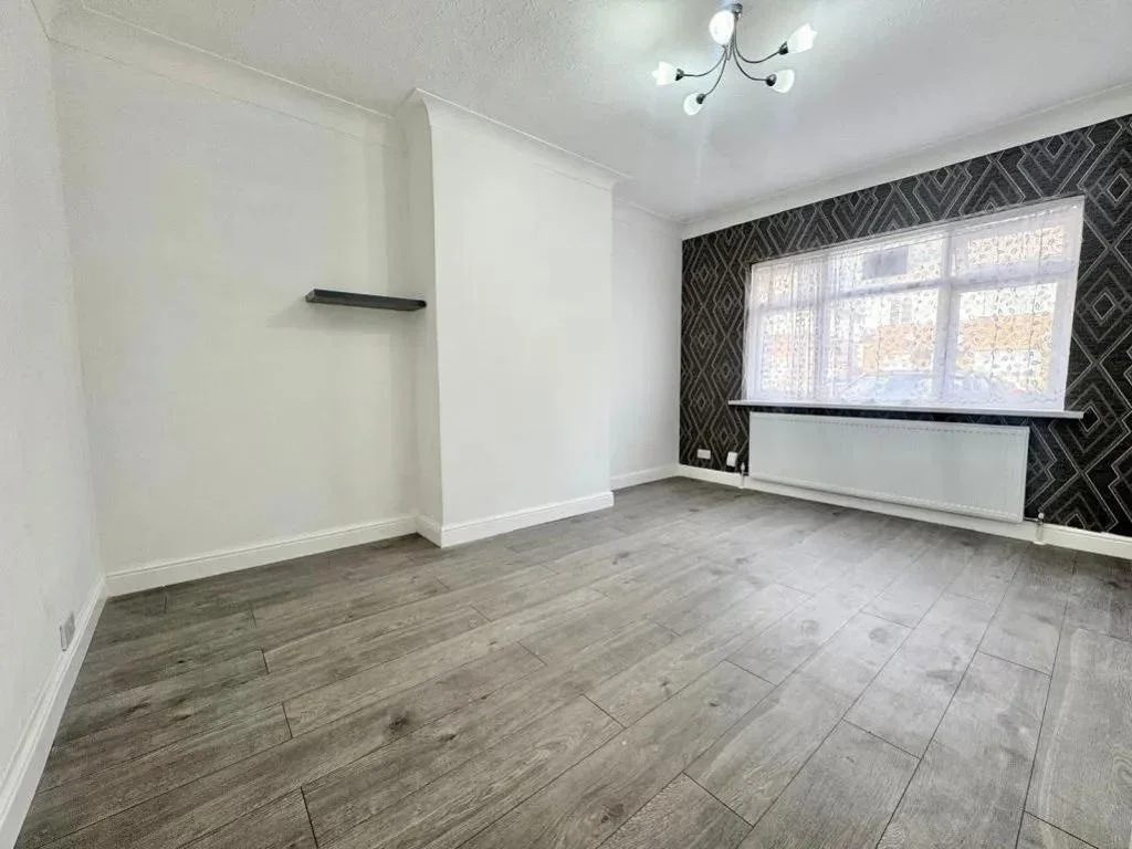 Flat Clifton Road in Slough