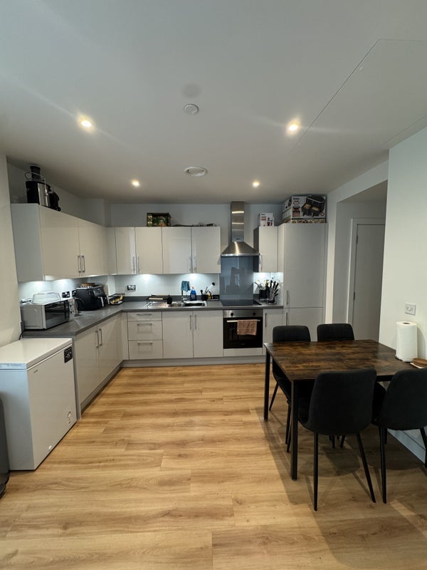 Room Cherry Orchard Road in Greater London
