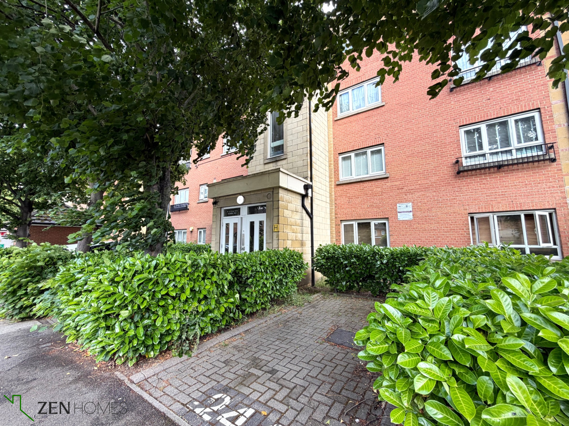 Flat Hudson Way in Greater London