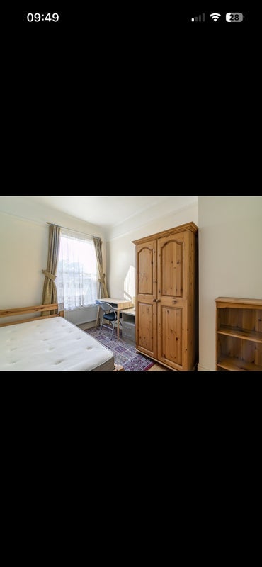 Room Gladstone Avenue in Greater London