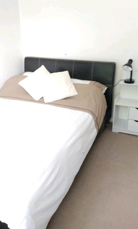 Room Ashdown Drive in Crawley