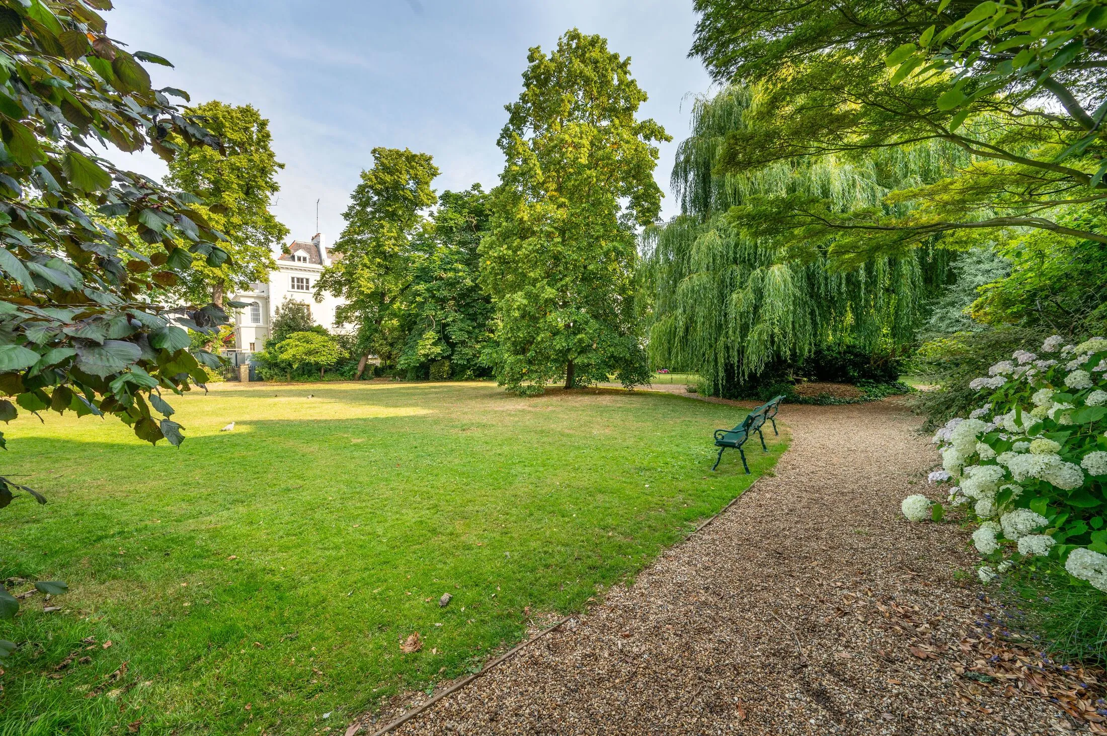 Flat Lansdowne Road in Greater London