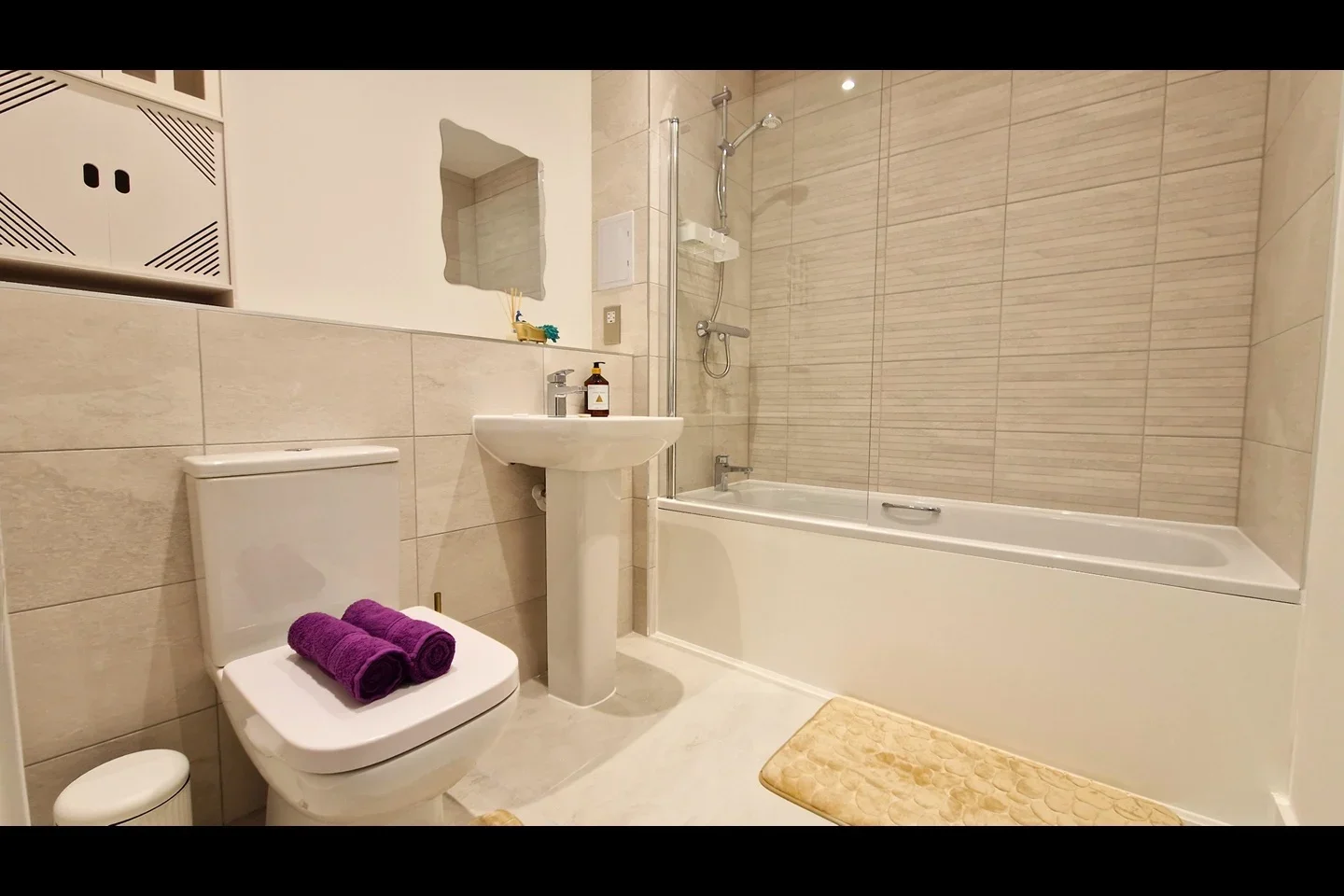 Flat Elmsleigh Road in Borough of Spelthorne