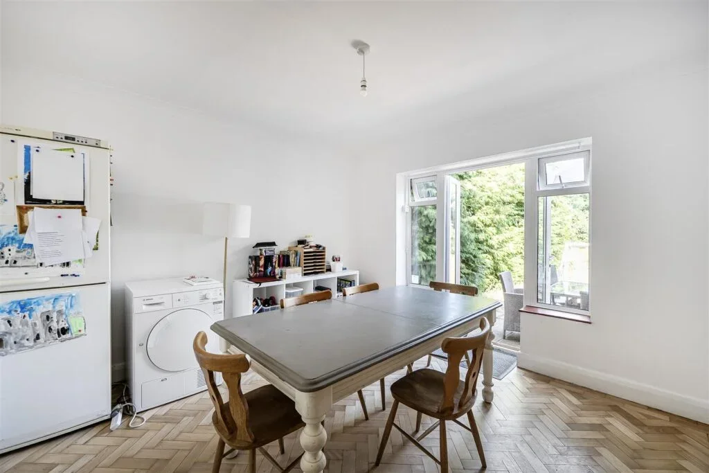 House Wilbury Avenue in Greater London
