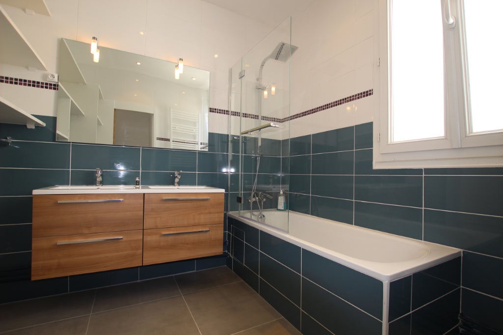 Flat Rue Louis Hubert Lyautey in Courbevoie