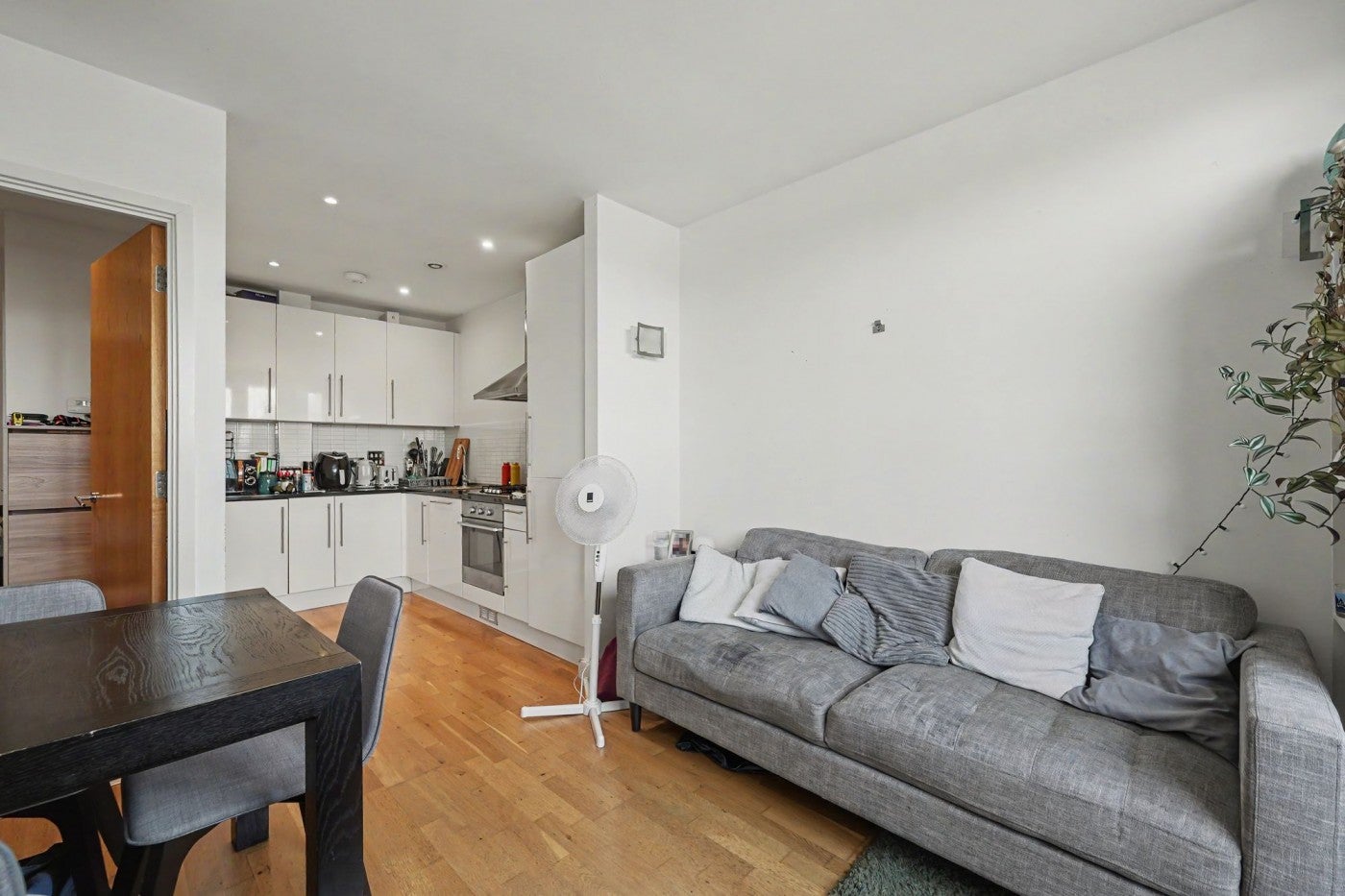 Flat Elthorne Road in Greater London