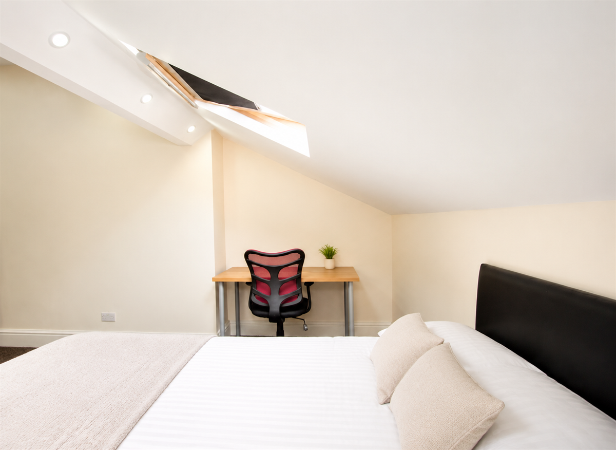 Room Carlton Road in Salford