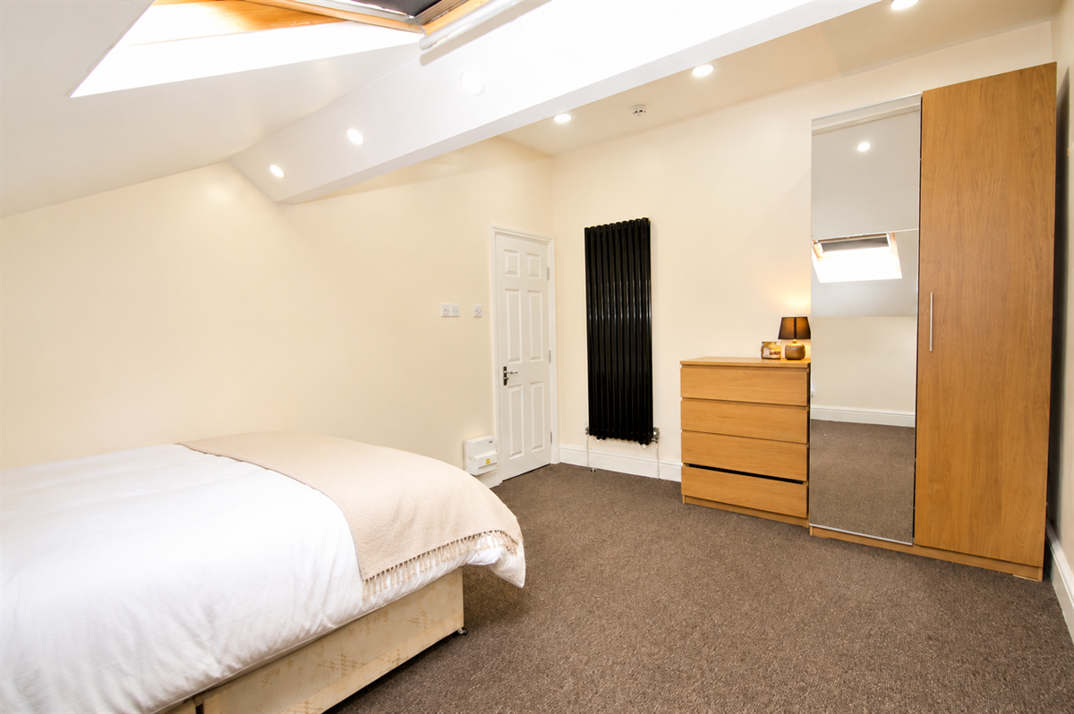 Room Carlton Road in Salford