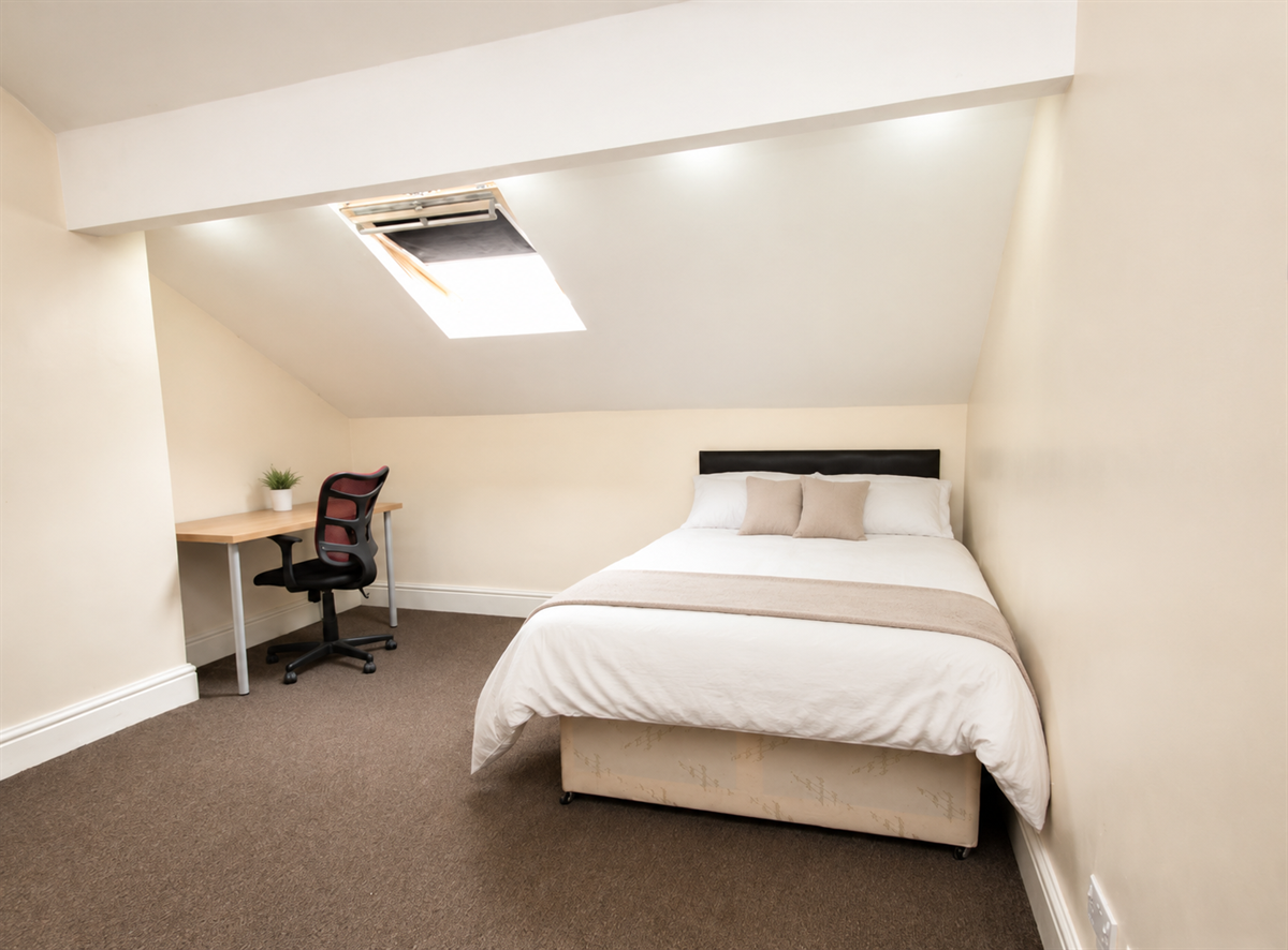 Room Carlton Road in Salford