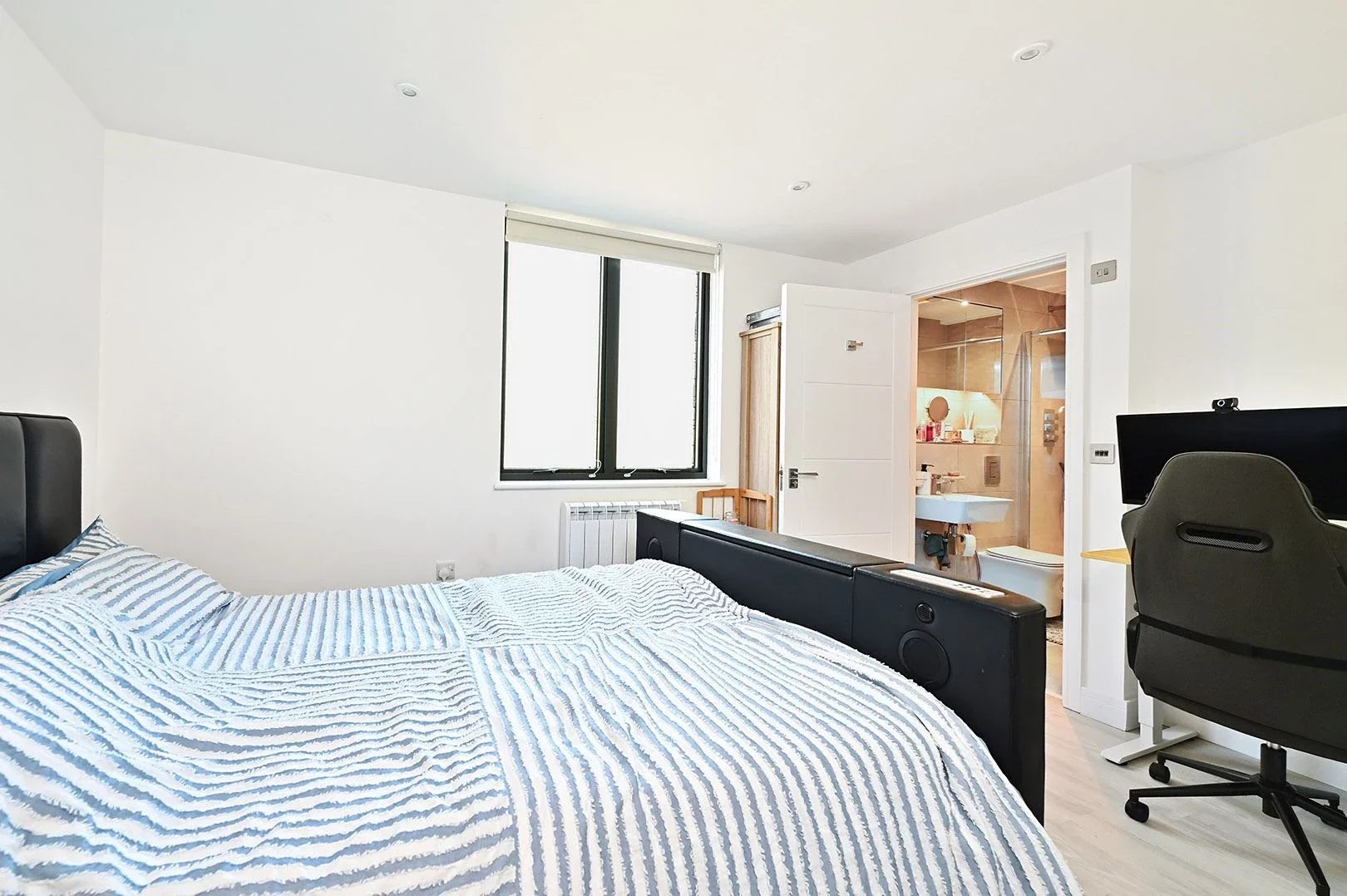 Flat Farnborough Road in Rushmoor