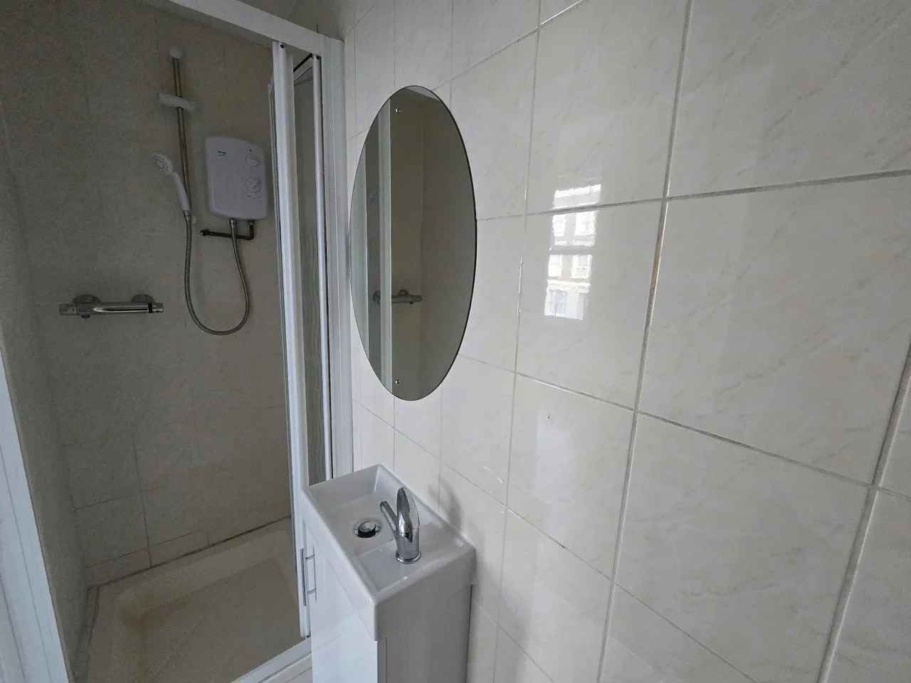 Flat Benwell Road in Greater London