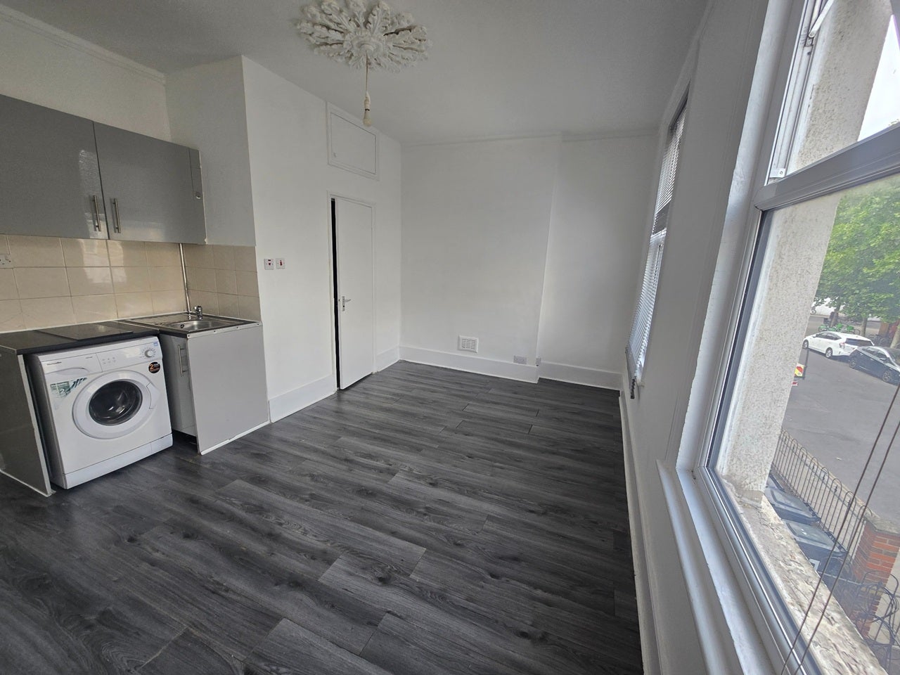 Flat Benwell Road in Greater London