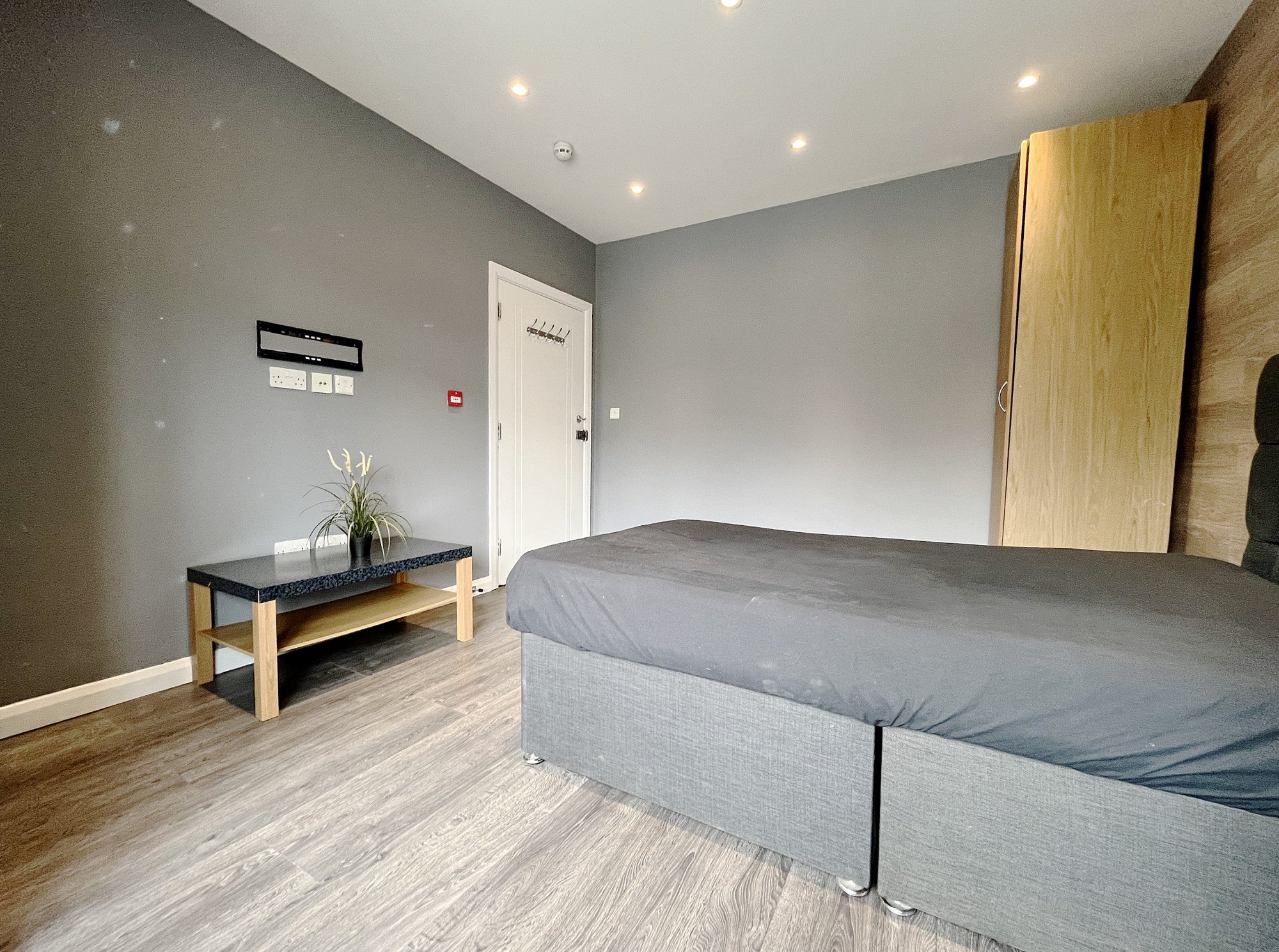 Room Vicarage Farm Road in London