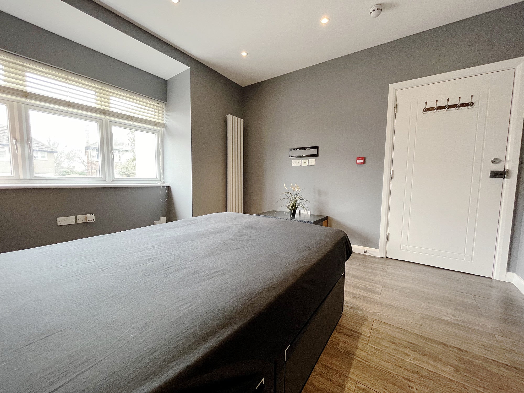 Room Vicarage Farm Road in London