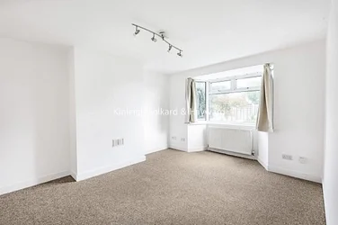 Flat Marlborough Gardens in Greater London