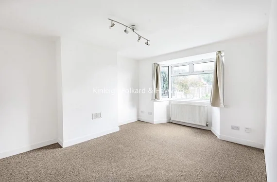 Flat Marlborough Gardens in Greater London