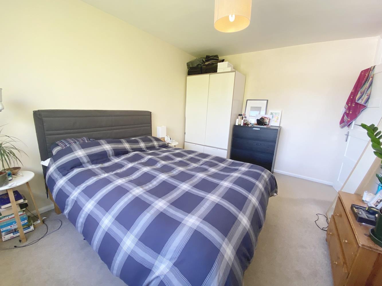 Flat Turney Road in Greater London