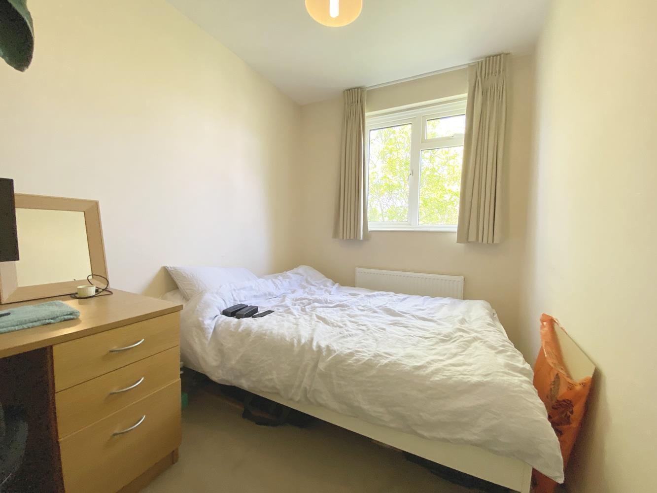 Flat Turney Road in Greater London