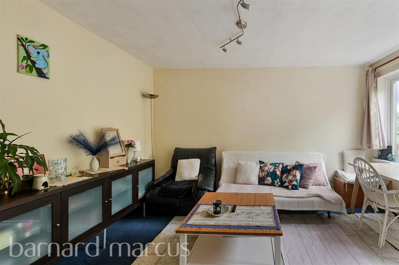 Flat Ollgar Close in Greater London