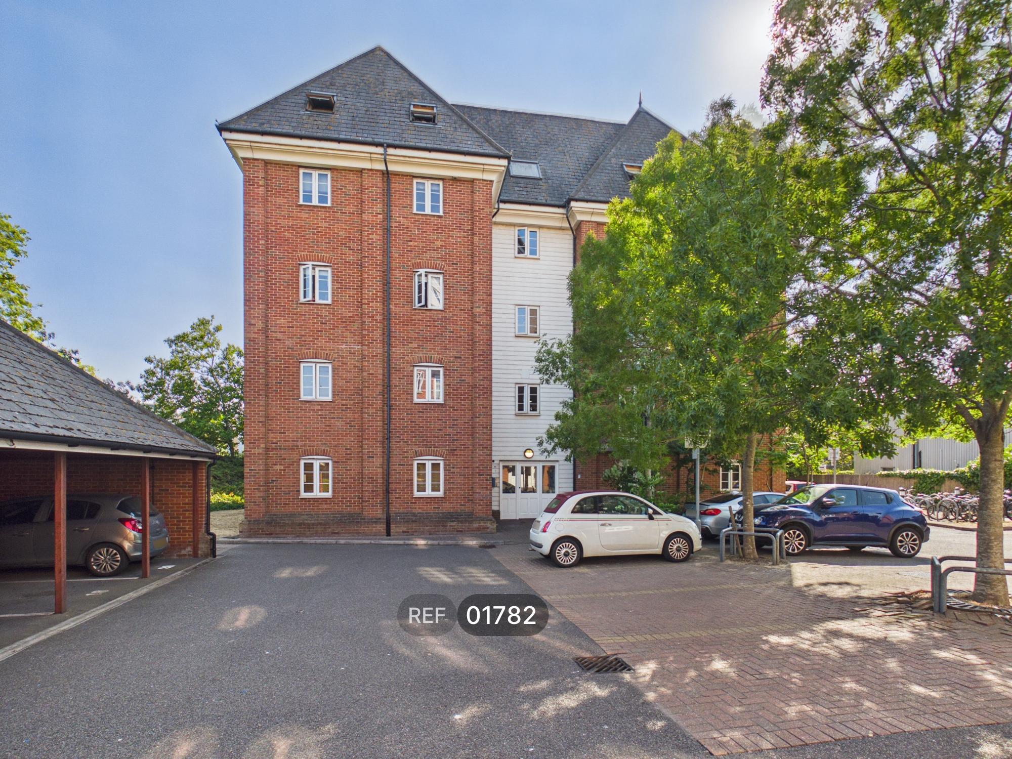 Flat Phoenix Court in Colchester